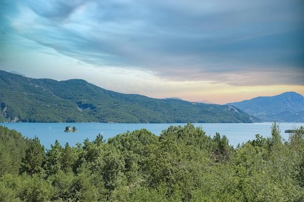 How to Plan and Build a DIY Greenhouse in a UK Backyard?