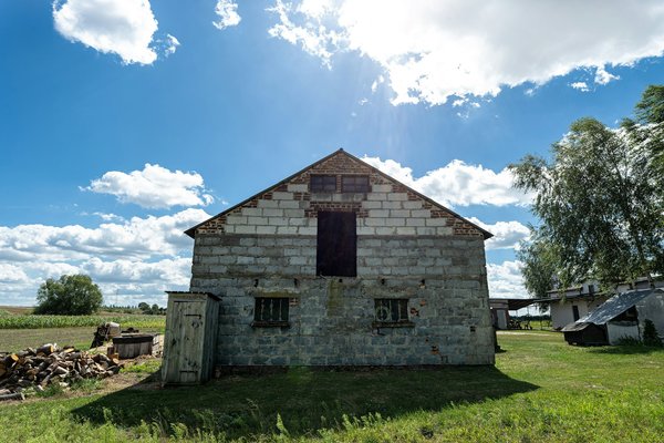 What are the guidelines for removing asbestos in a UK home renovation?